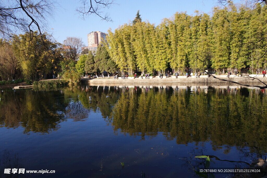 秋日湖畔美景