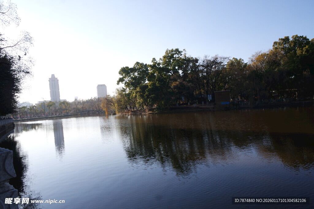 湖畔秋景 静谧湖水映树影