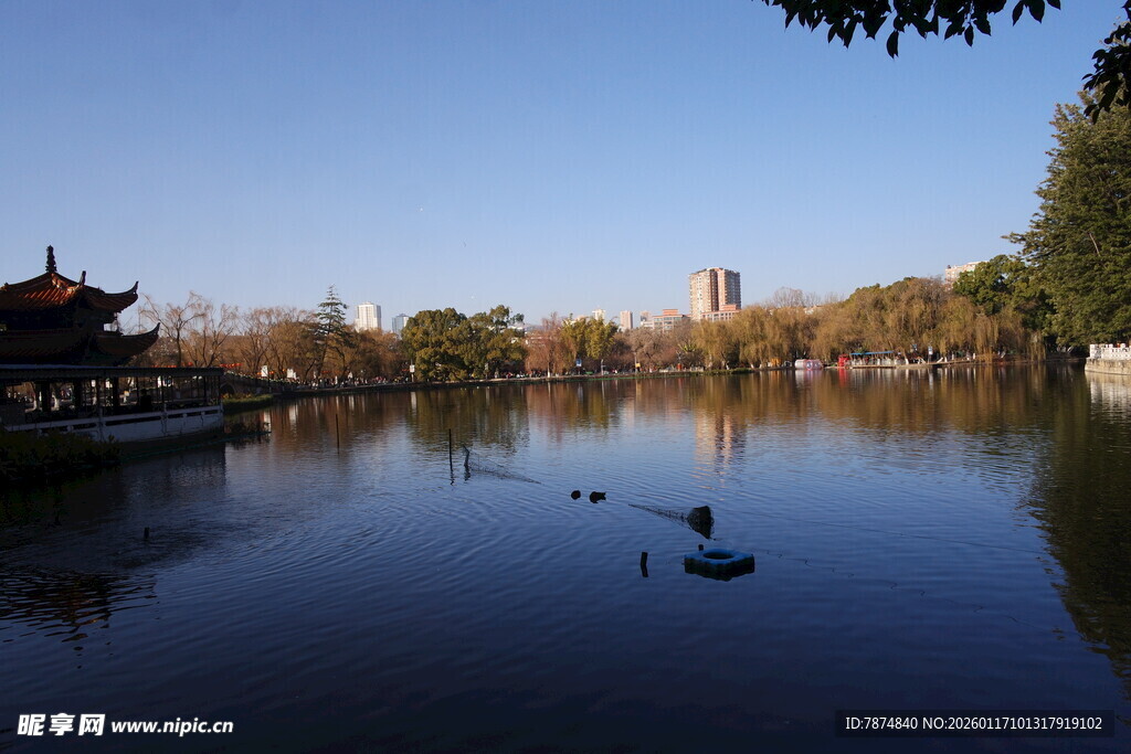 湖畔古亭与静谧湖水景色