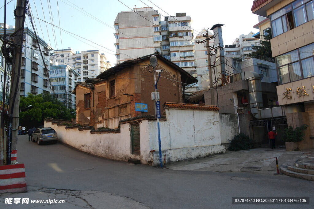 老旧房屋立于城市街道旁