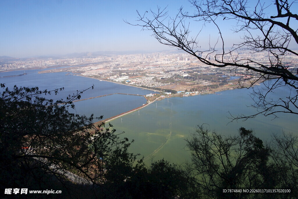 俯瞰美丽湖景与城市风光