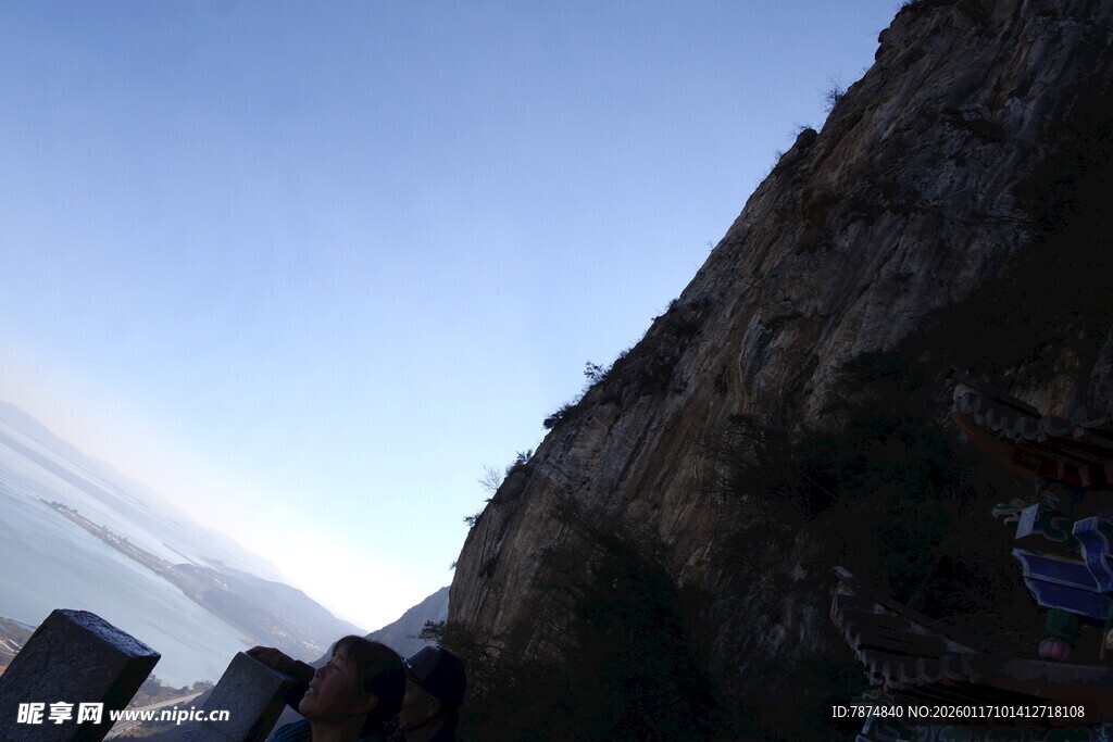 悬崖边的壮阔风景
