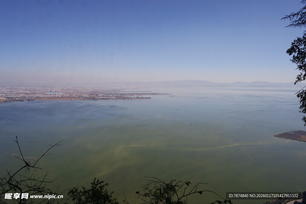 俯瞰辽阔平静的湖水景观