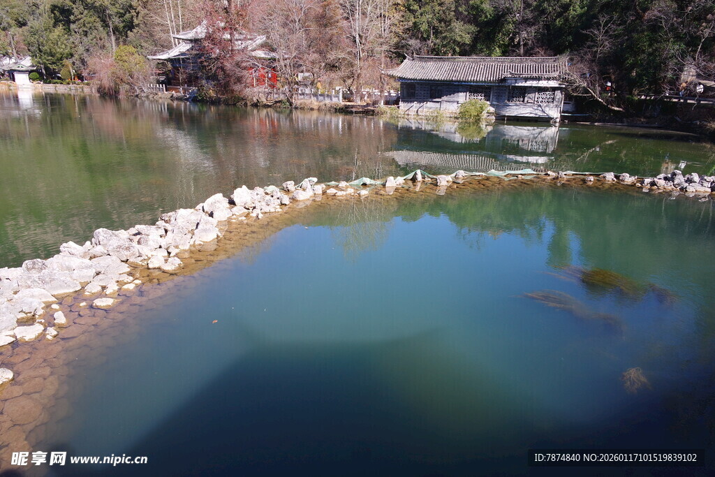 宁静湖畔风光