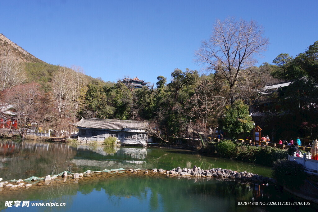 湖畔美景 山水相映成趣