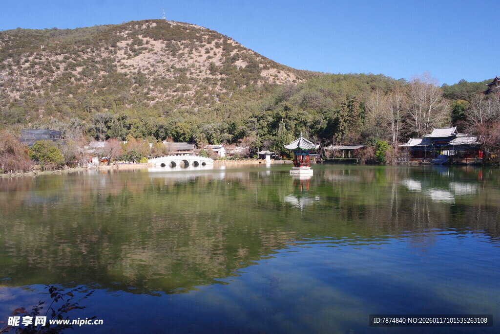 山间静谧湖水风景如画