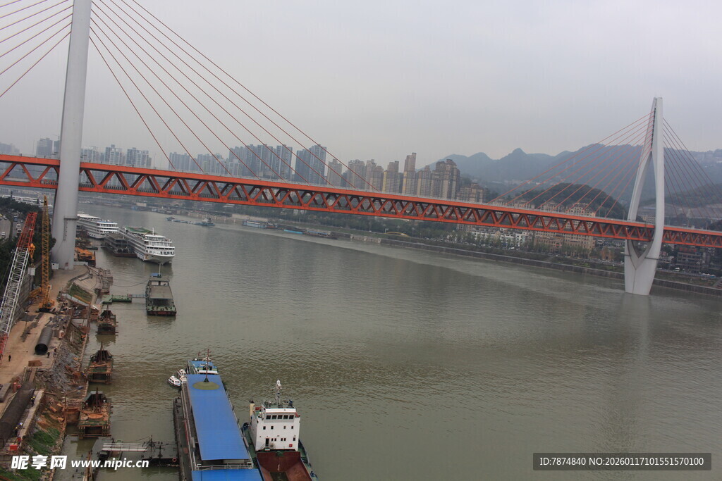 江上红色大桥风景如画