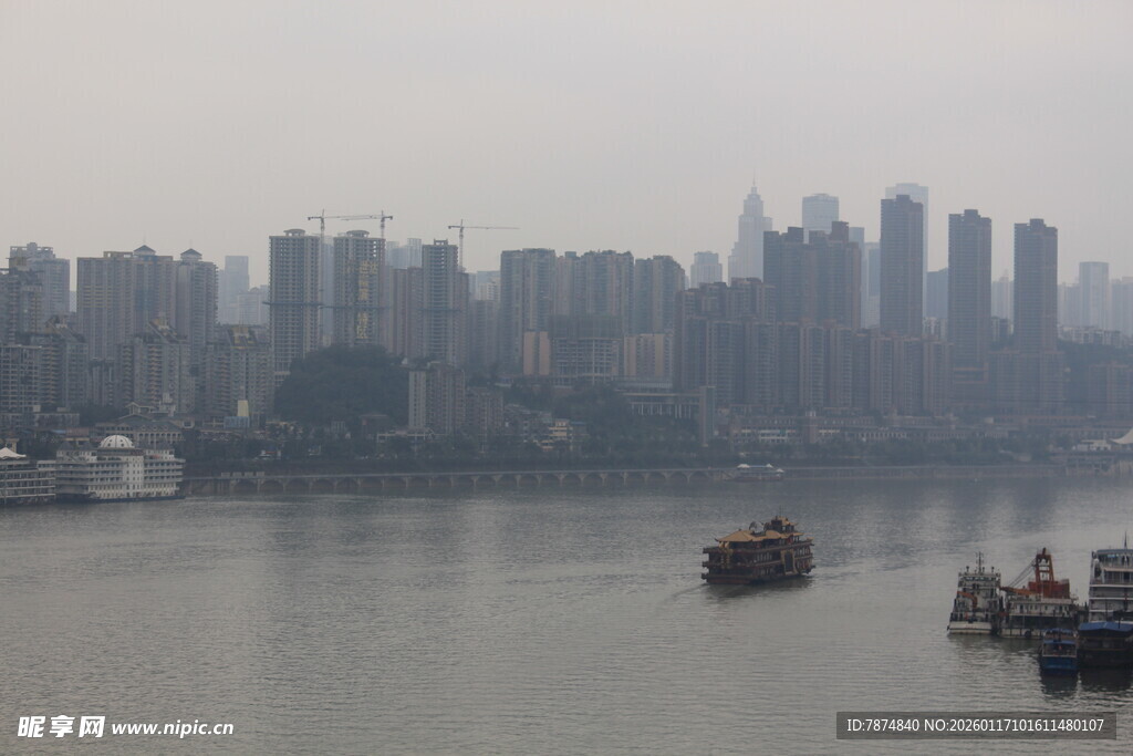 江边城市景观与江上船只