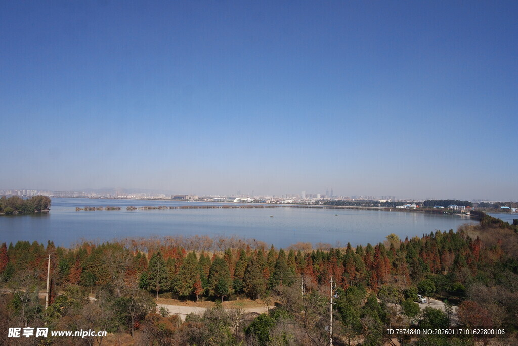 湖畔秋景 城市与自然相融