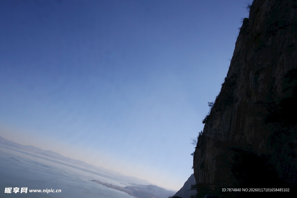 悬崖边的壮阔天空景观