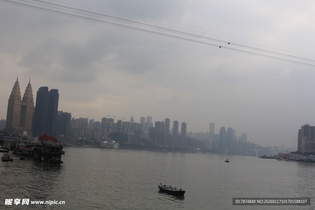 雾中江畔城市景观