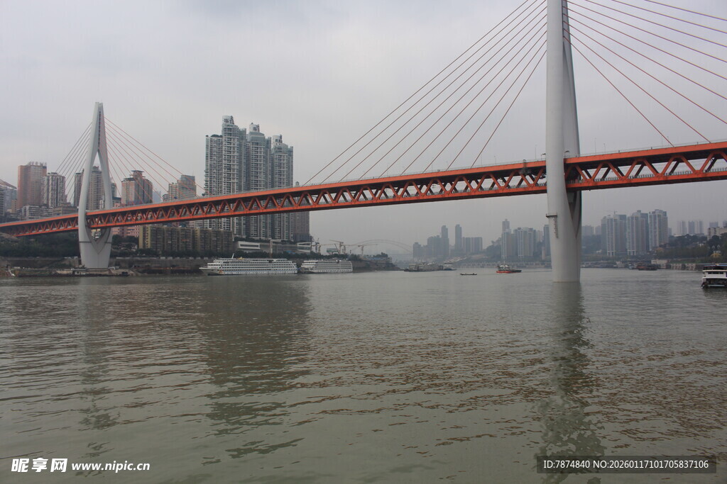 江上红桥与城市天际线