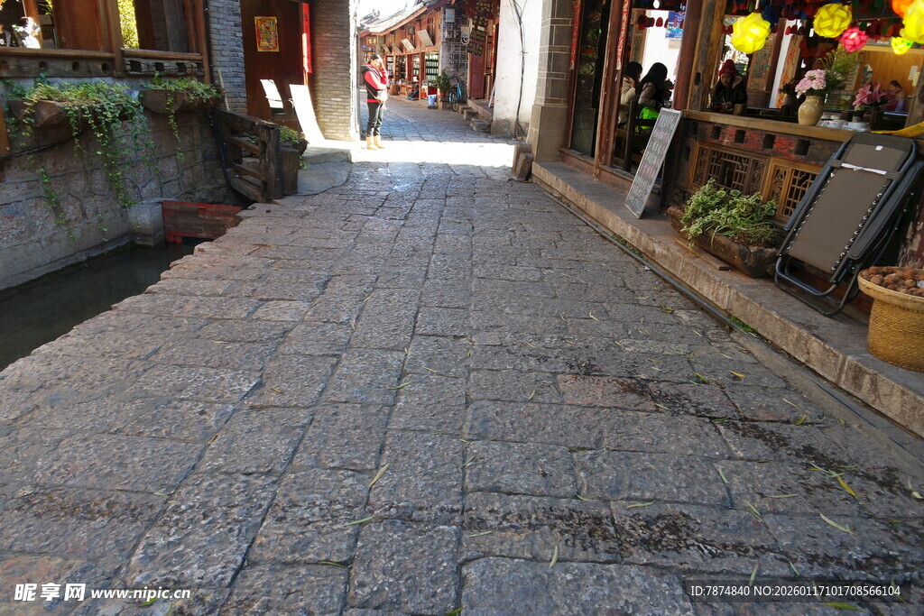 古街石板路 两侧商铺景象