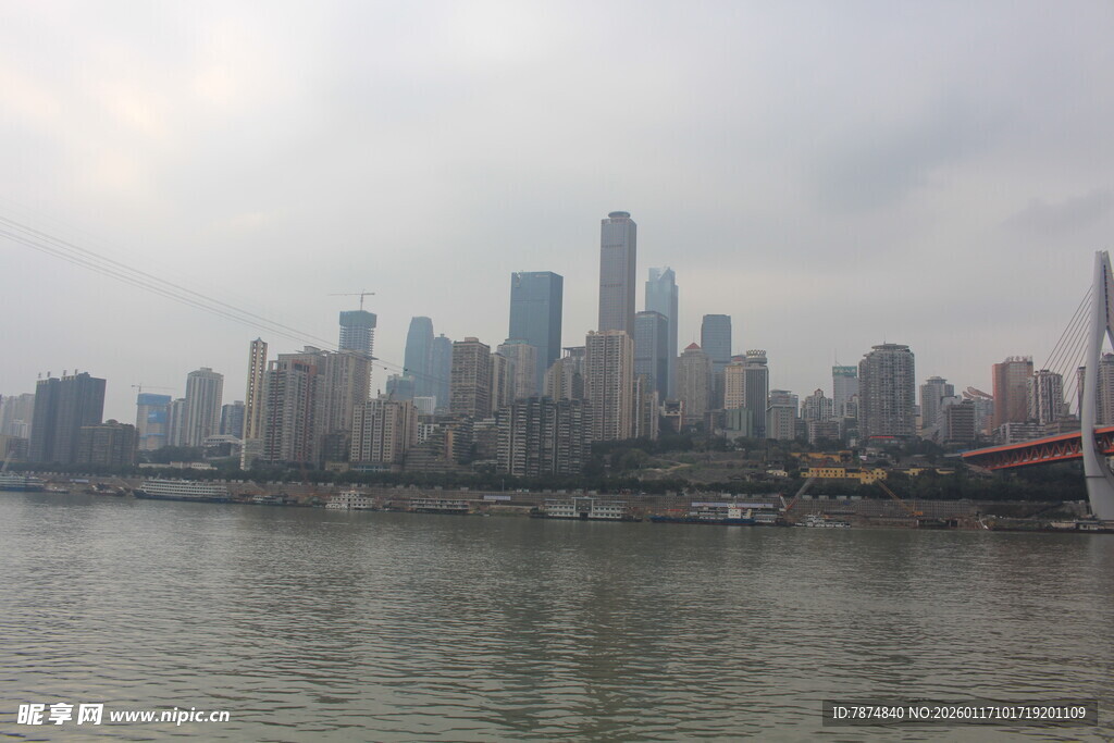 江边城市天际线景观