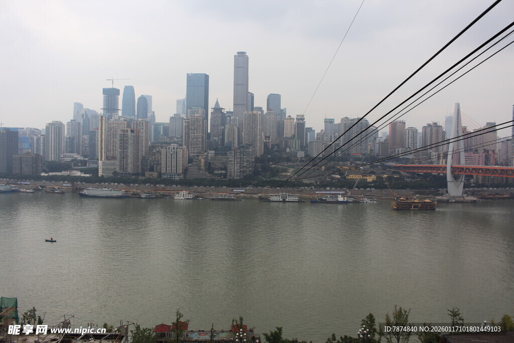 城市河畔桥梁与高楼景观