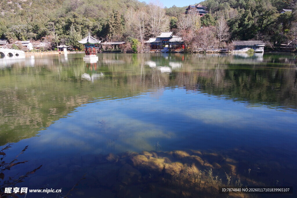 宁静湖水映山林美景