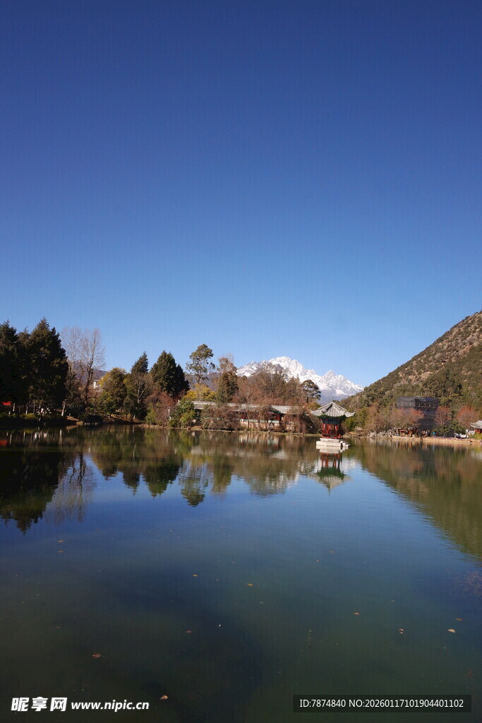 宁静湖畔风光