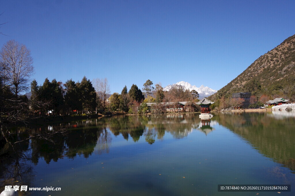 宁静湖畔的山水风光