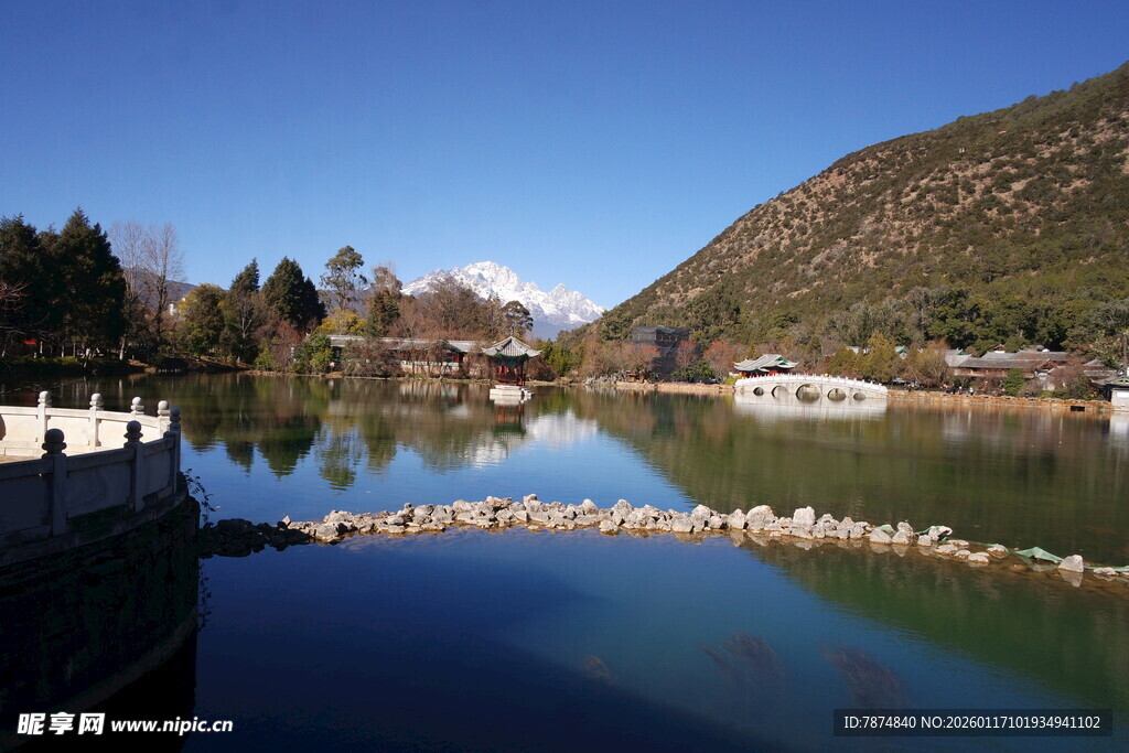 宁静湖畔的山水风光