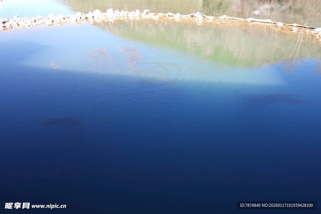 清澈湖水倒映岸边景色