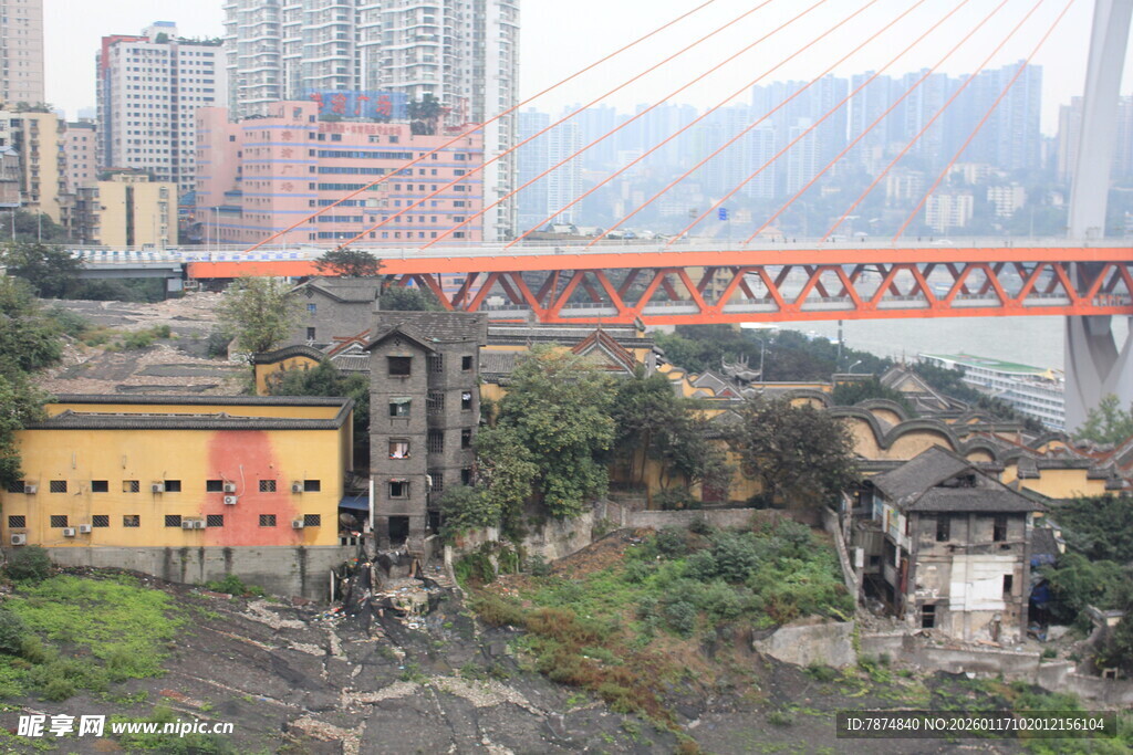 重庆城市中的跨江大桥
