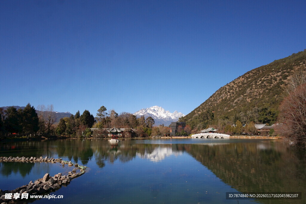宁静山水间的美丽湖景