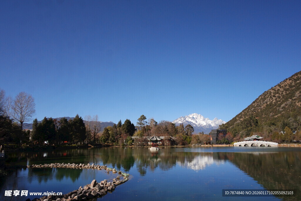 湖畔山林美景 雪峰倒映