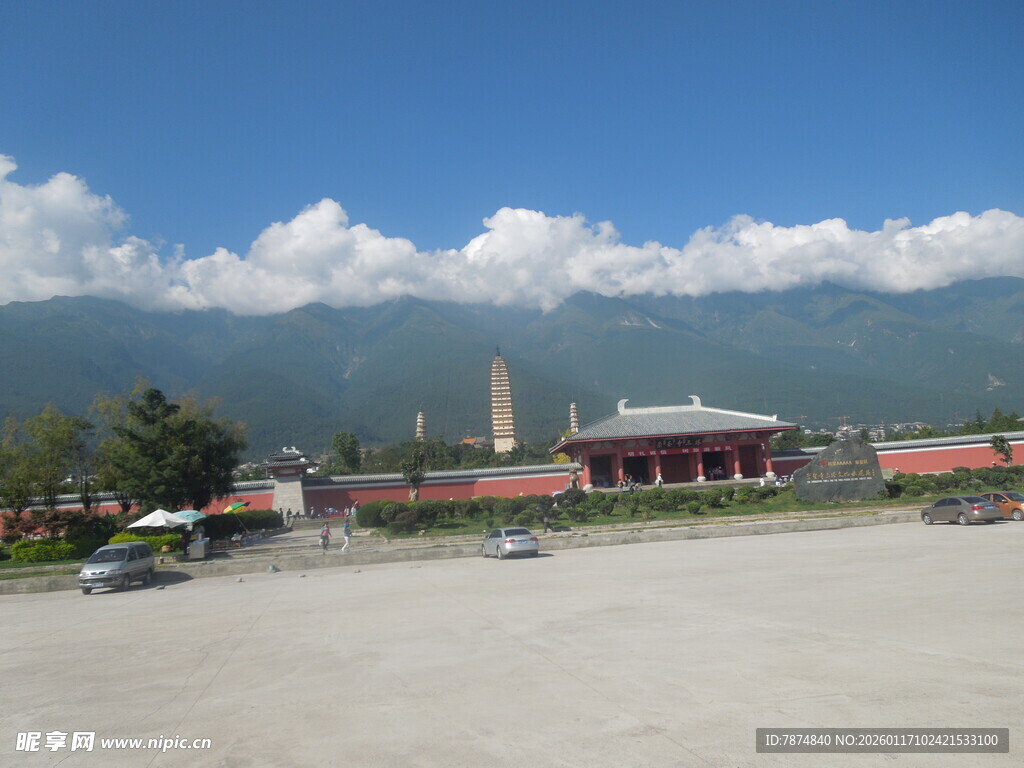 草原上的建筑与远山风景