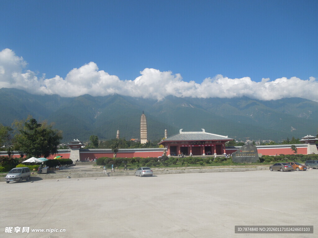 草原边的建筑与远山景观