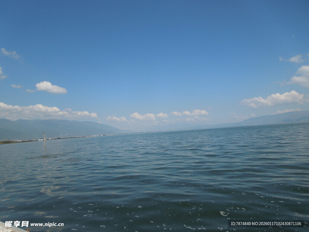 广阔海面与蓝天美景