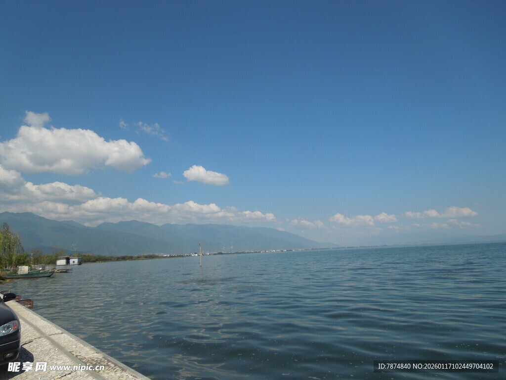 湖畔蓝天碧水美景