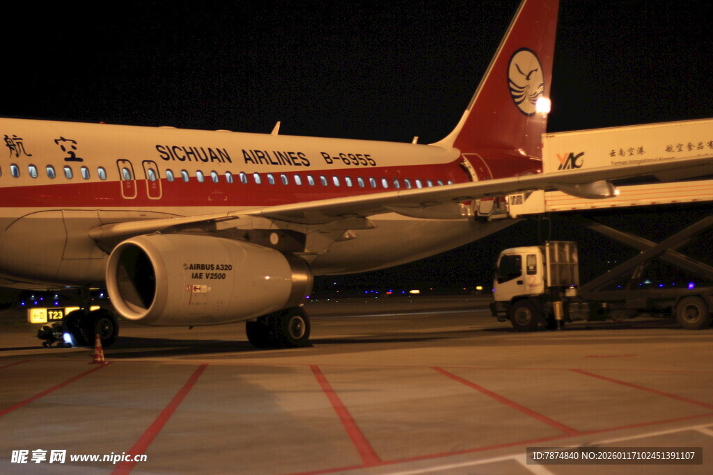 夜间机场的航空公司客机