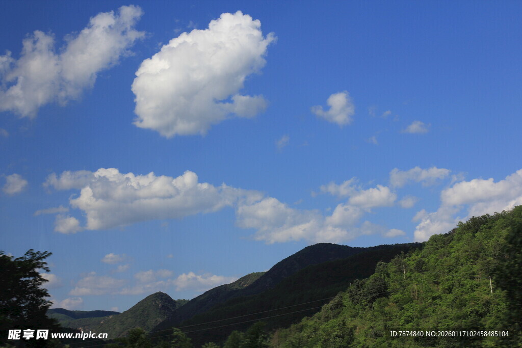 蓝天白云下的青山美景