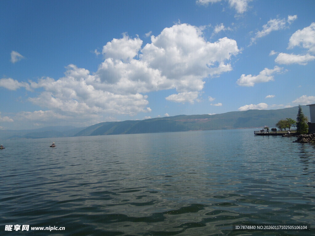 湖畔蓝天碧水美景