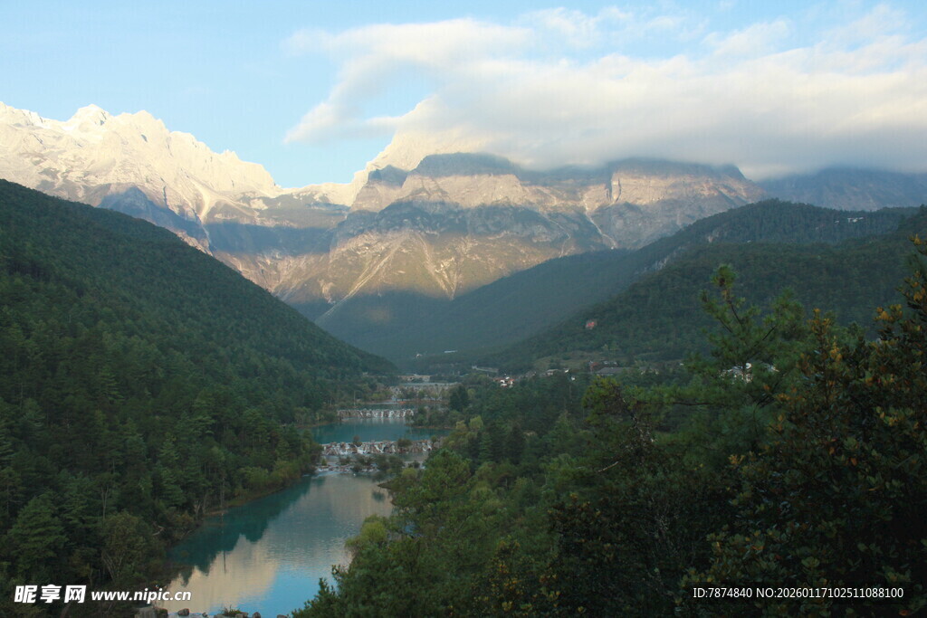 山间湖泊美景