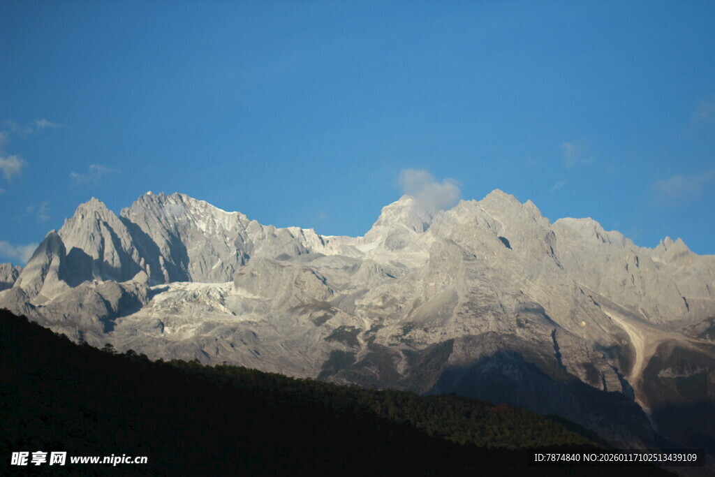 壮丽雪山蓝天美景