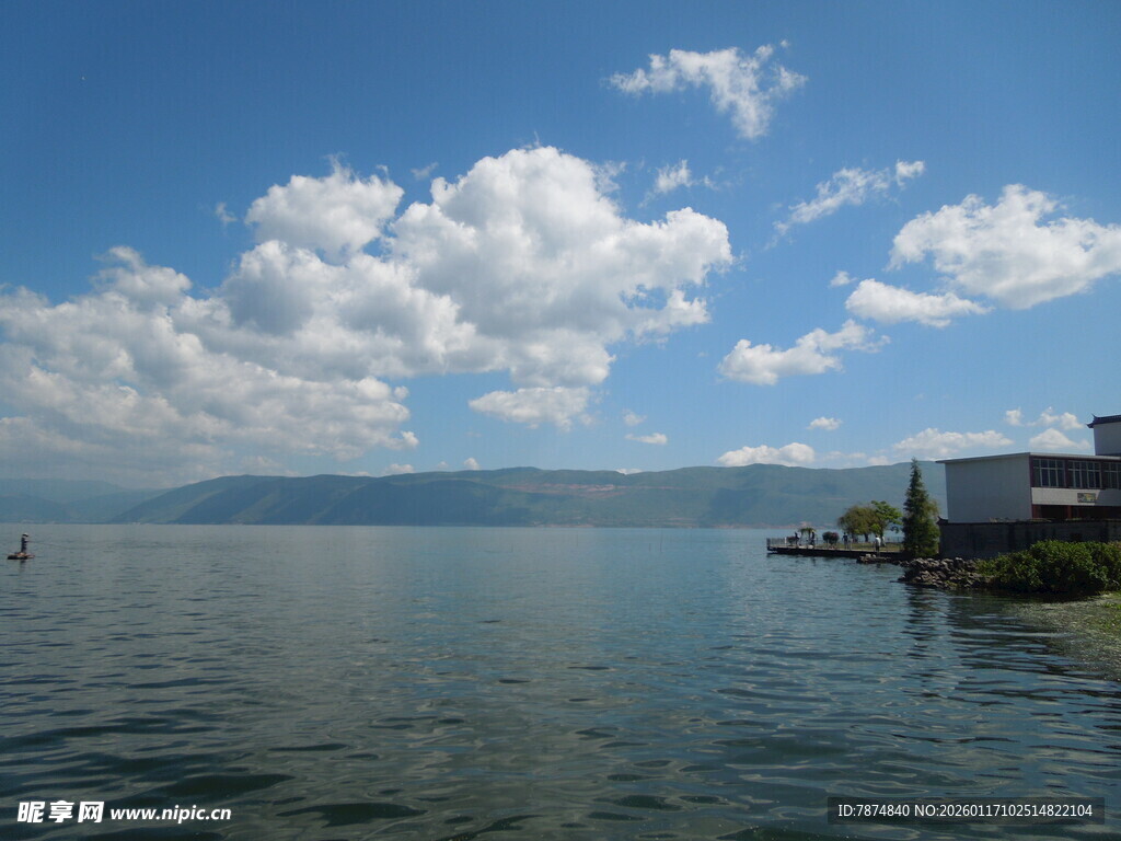 湖畔蓝天碧水美景