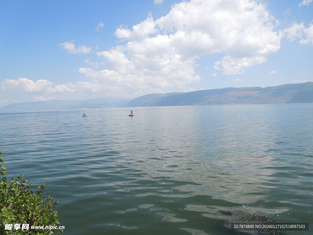 湖畔蓝天碧水美景