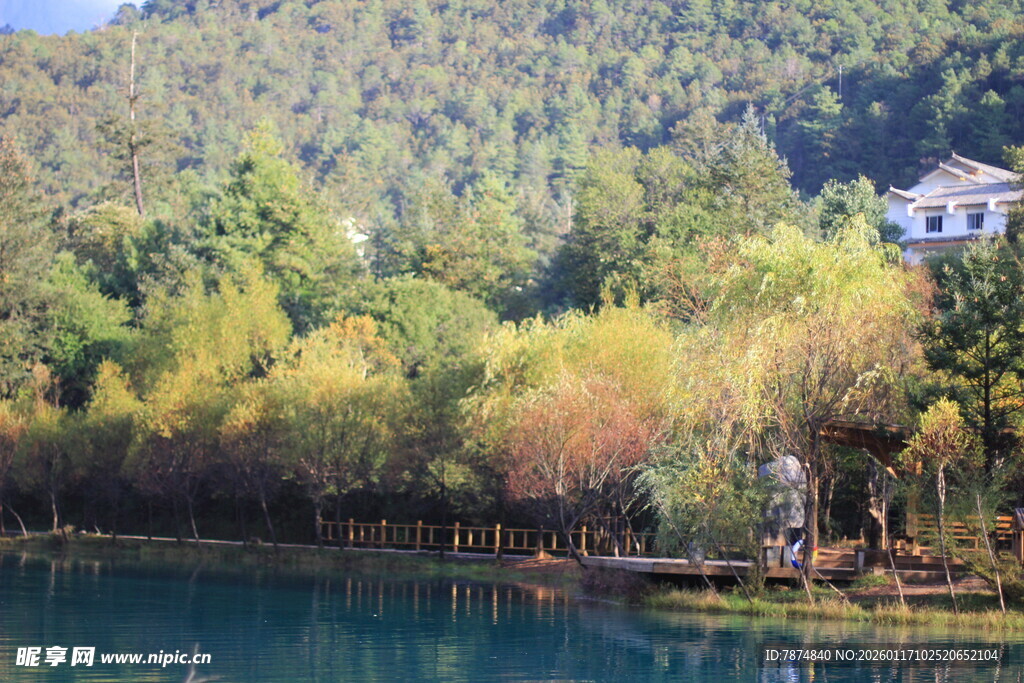 湖畔山林间的美丽景致