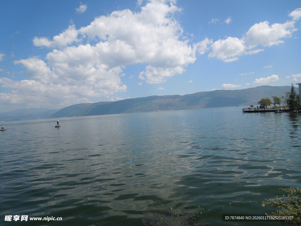 宁静湖面与蓝天白云美景