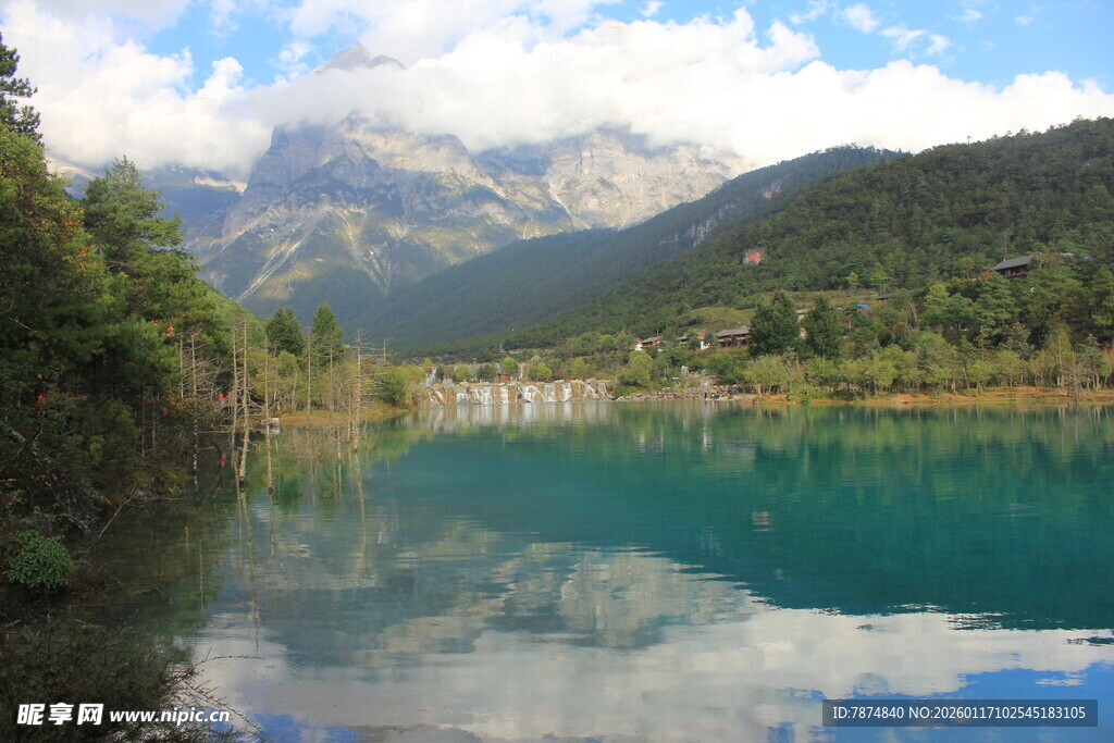 湖畔青山美景