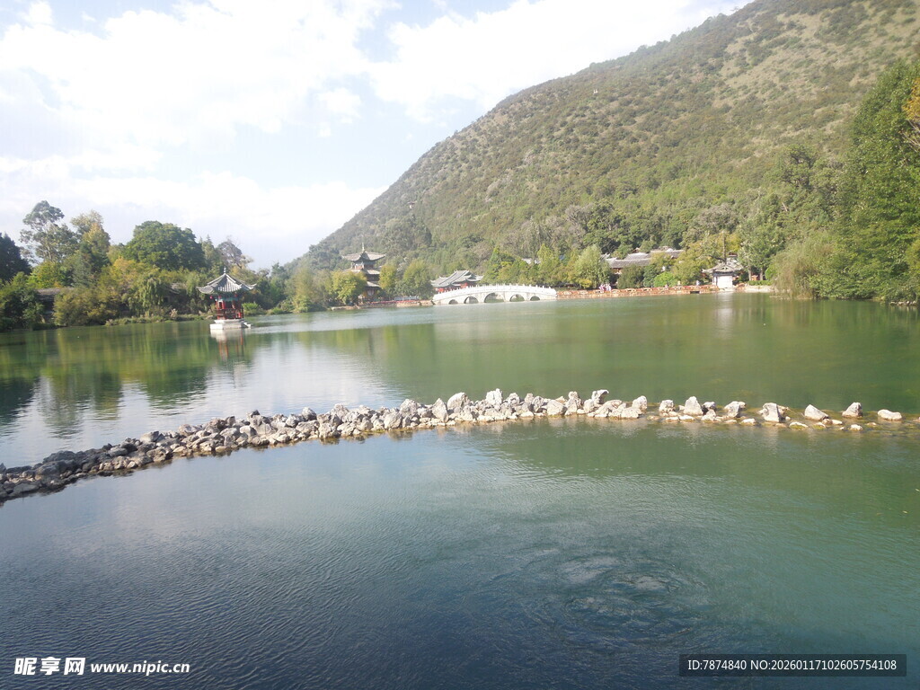 山间湖畔群鸟栖息美景