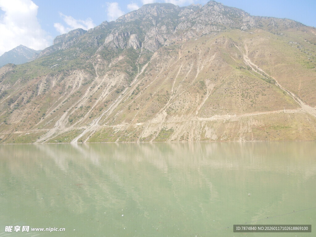 山水相映的静谧湖景