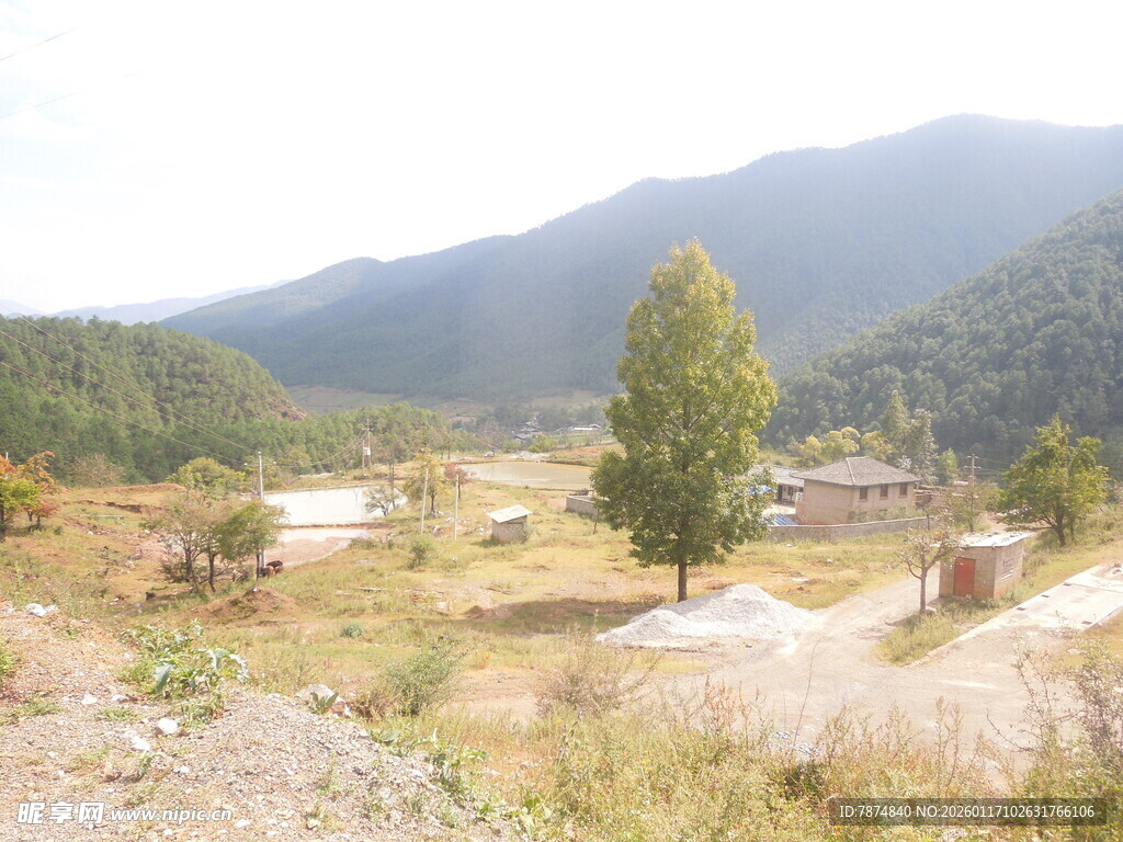 山间村落景象