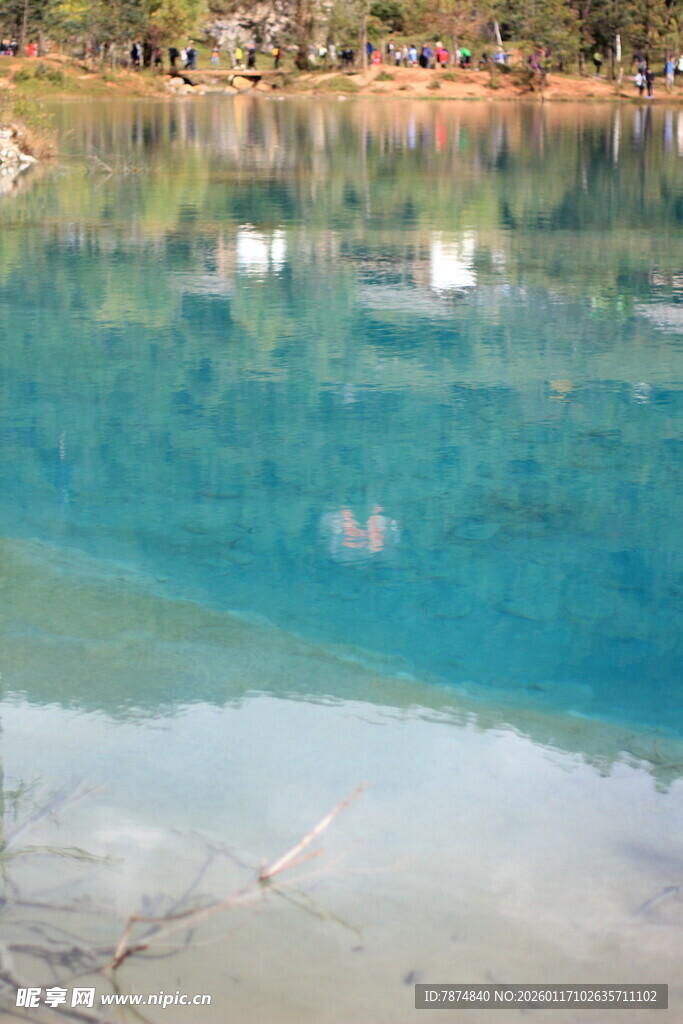 清澈蓝湖美景