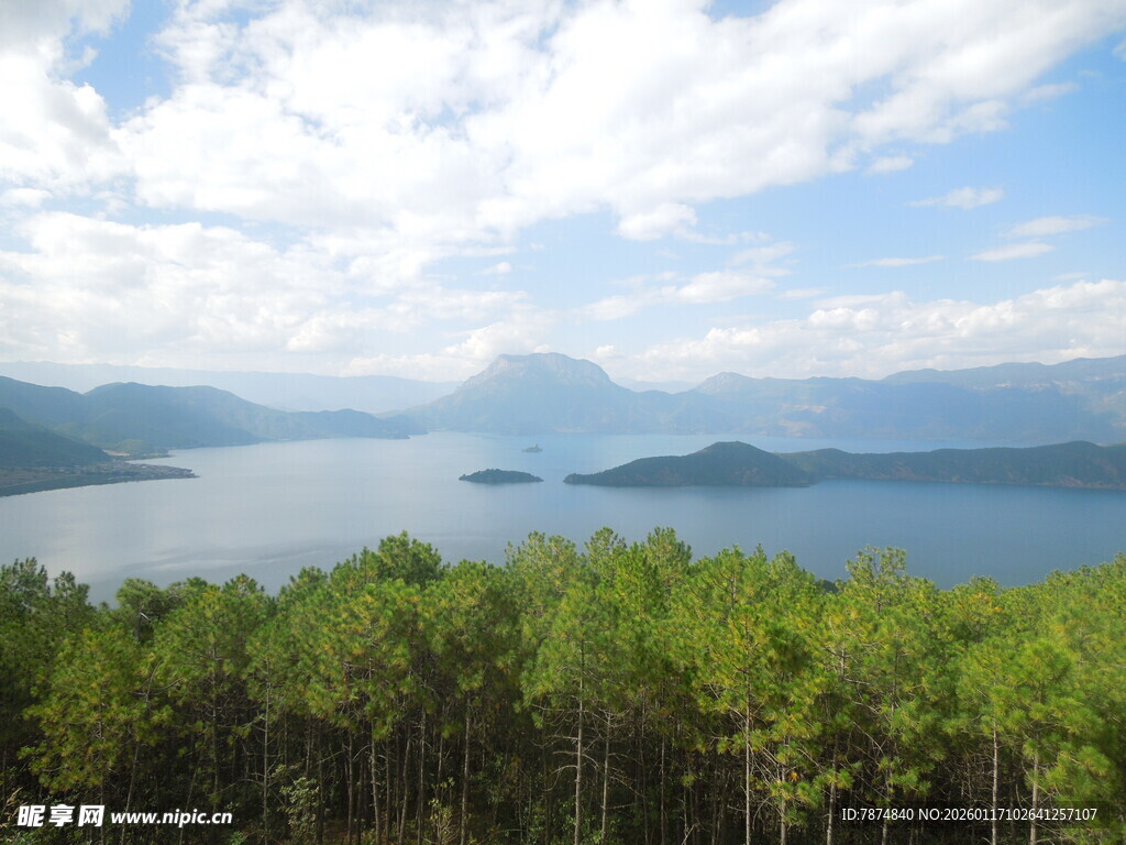 湖畔青山绿树蓝天白云景