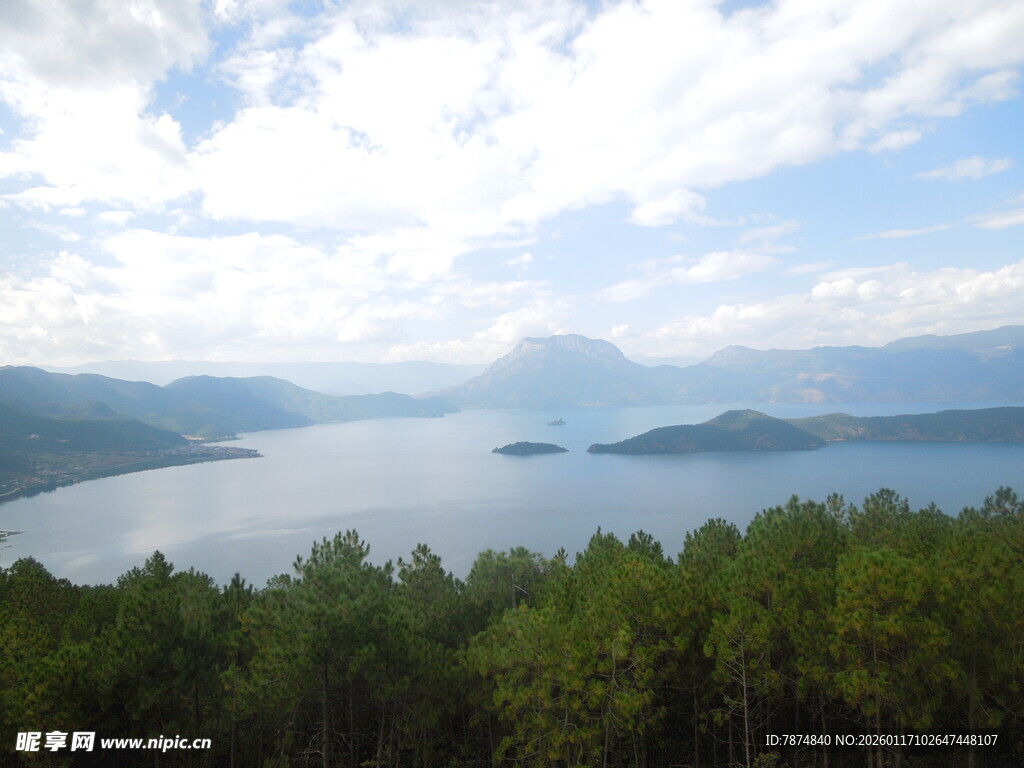 湖畔山林美景