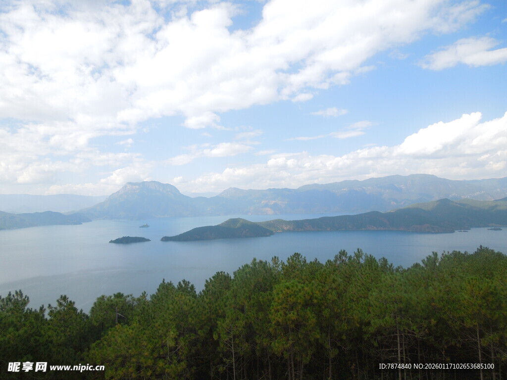 湖畔山林美景