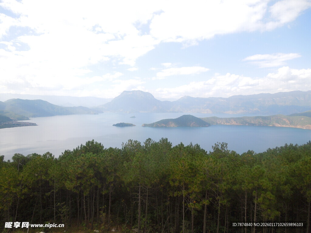 湖畔山林美景
