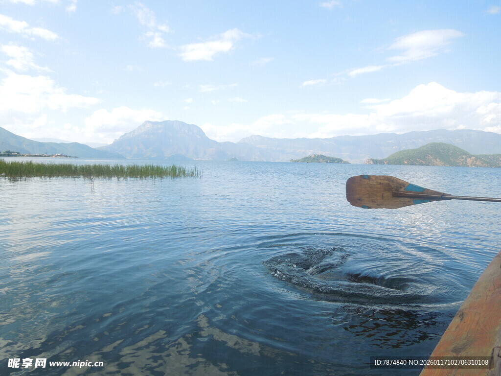 泛舟湖面赏山水美景